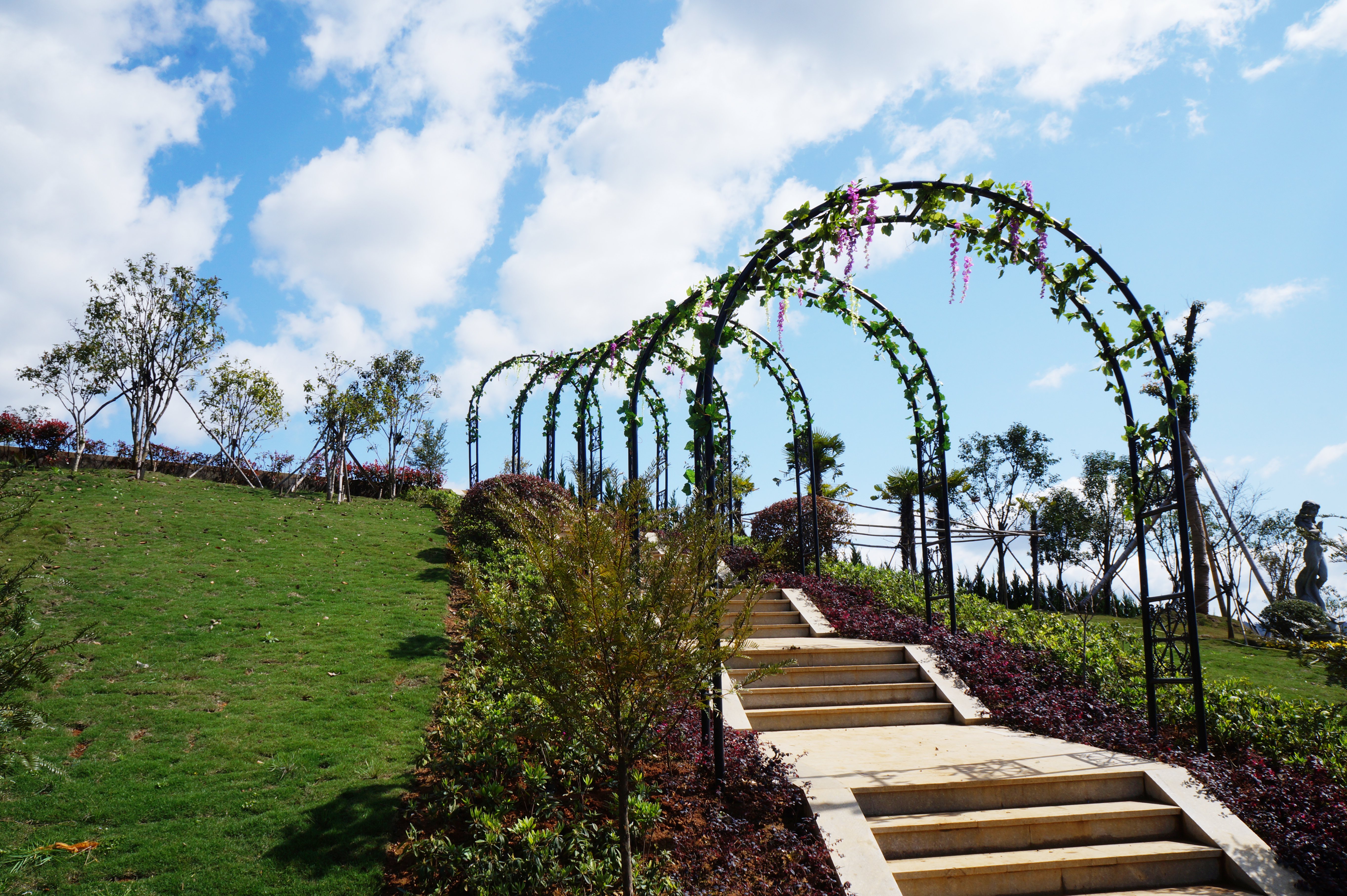 老旧公墓怎样刷新：以文化为魂，，，，融入现代都会